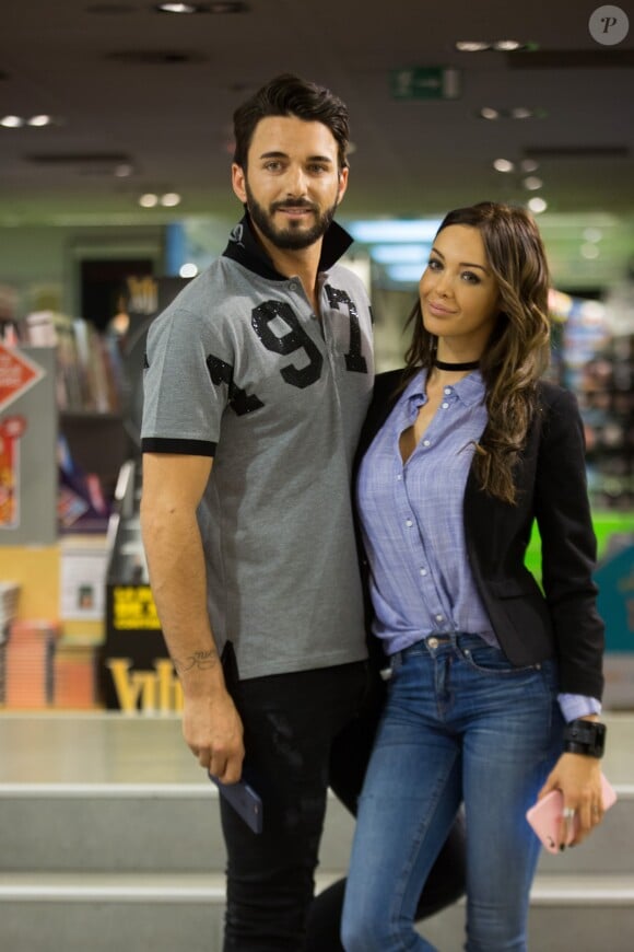 Nabilla Benattia dédicace son livre "Trop Vite" à la librairie Filigranes, à Bruxelles, Belgique, accompagnée par Thomas Vergara le 13 juin 2016.13/06/2016 - Bruxelles