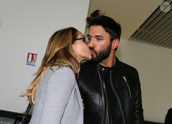 Nabilla Benattia quitte le tribunal de Nanterre avec son compagnon Thomas Vergara le 19 mai 2016. Elle est condamnée à 24 mois de prison dont 6 mois ferme pour avoir poignardé son compagnon Thomas Vergara. Le couple s'embrasse tendrement devant les caméras et sort avec le sourire.