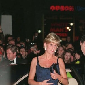 La princesse Diana arrivant à l'avant-première à Londres du film In Love & War, en février 1997.