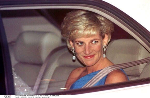 La princesse Diana arrivant en octobre 1996 à un gala de charité en faveur d'un institut de recherche, à Sydney en Australie.