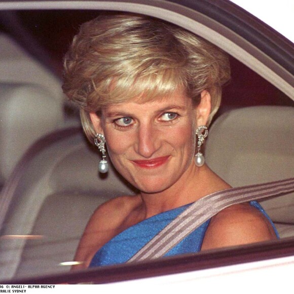 La princesse Diana arrivant en octobre 1996 à un gala de charité en faveur d'un institut de recherche, à Sydney en Australie.