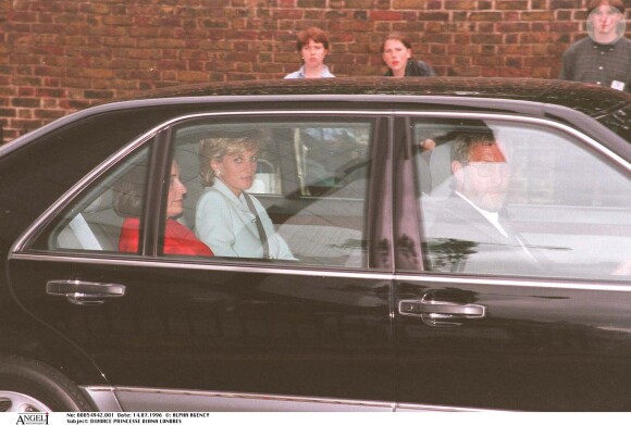 La princesse Diana en voiture en juillet 1996 à Londres.