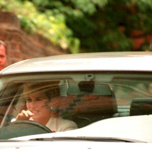La princesse Diana au volant à Londres en mai 1996, devant l'Eton College.