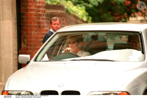 La princesse Diana au volant à Londres en mai 1996, devant l'Eton College.