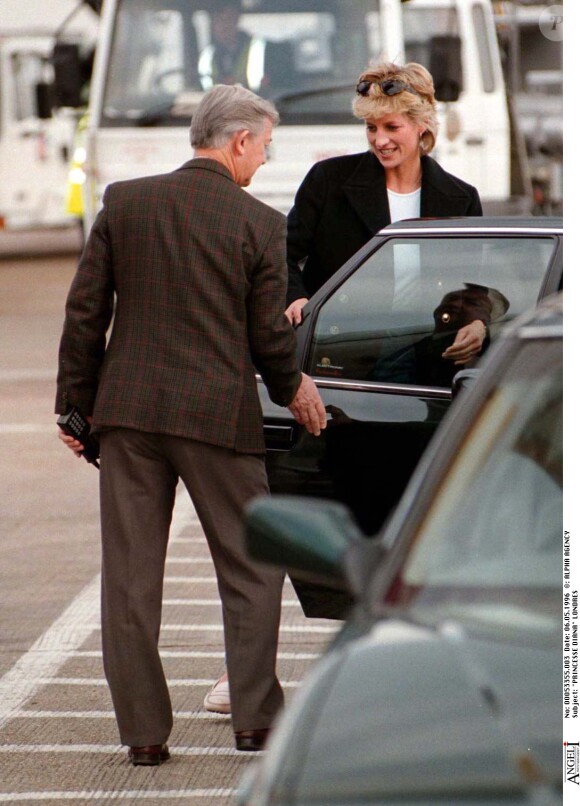 La princesse Diana à l'aéroport de Londres en mai 1996.