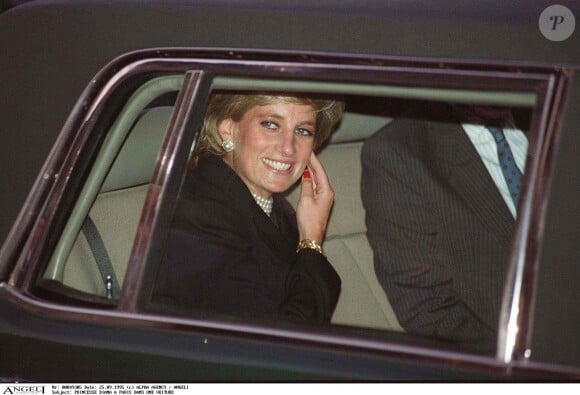 La princesse Diana en voiture à Paris en septembre 1995.