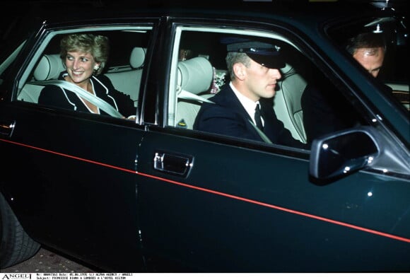 La princesse Diana en juin 1995 à Londres, en voiture devant l'hôtel Hilton.