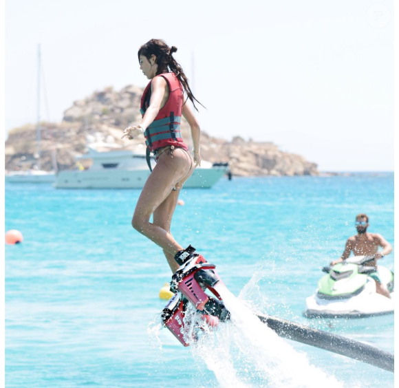 Nabilla à Mykonos le 13 août 2017. Ici sur un fly board !