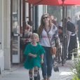Exclusif - Amy Adams se balade avec son mari Darren Le Gallo et sa fille Aviana Le Gallo à Los Angeles. La petite Aviana porte des chaussettes en forme d'ours! Le 18 mars 2017