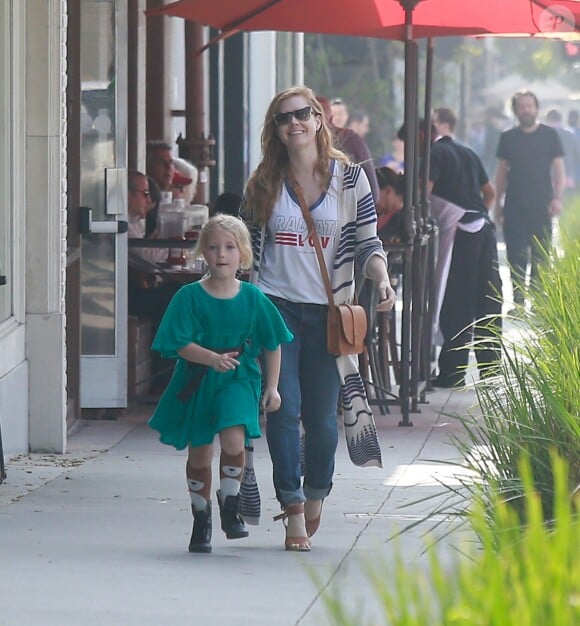 Exclusif - Amy Adams se balade avec son mari Darren Le Gallo et sa fille Aviana Le Gallo à Los Angeles. La petite Aviana porte des chaussettes en forme d'ours! Le 18 mars 2017