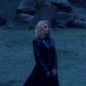 Lara Fabian dans le clip de son nouveau single, Growing Wings.