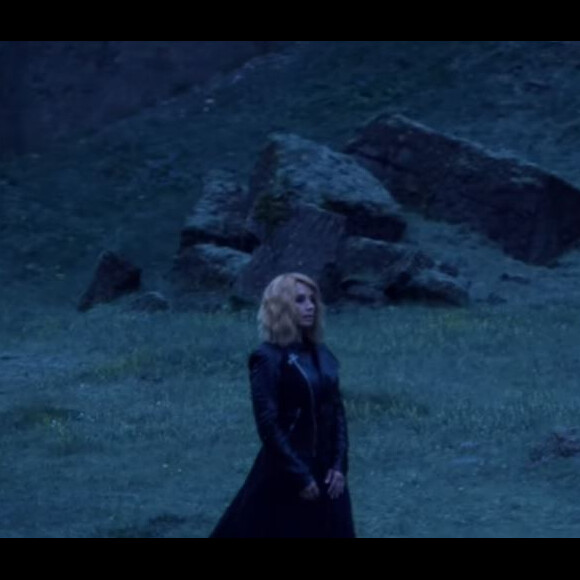 Lara Fabian dans le clip de son nouveau single, Growing Wings.