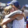 Yohann Diniz célèbre sa victoire avec son fils Antoine après avoir remporté l'épruve du 50 km marche aux championnats du monde de Londres le 13 août 2017.