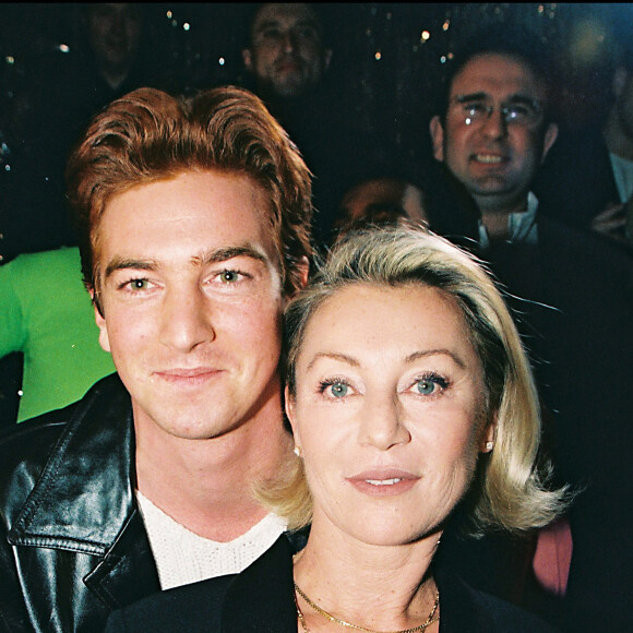 Sheila pose avec son fils Ludovic Chancel lors de son come-back au Queen, à Paris, le 12 janvier 1998.