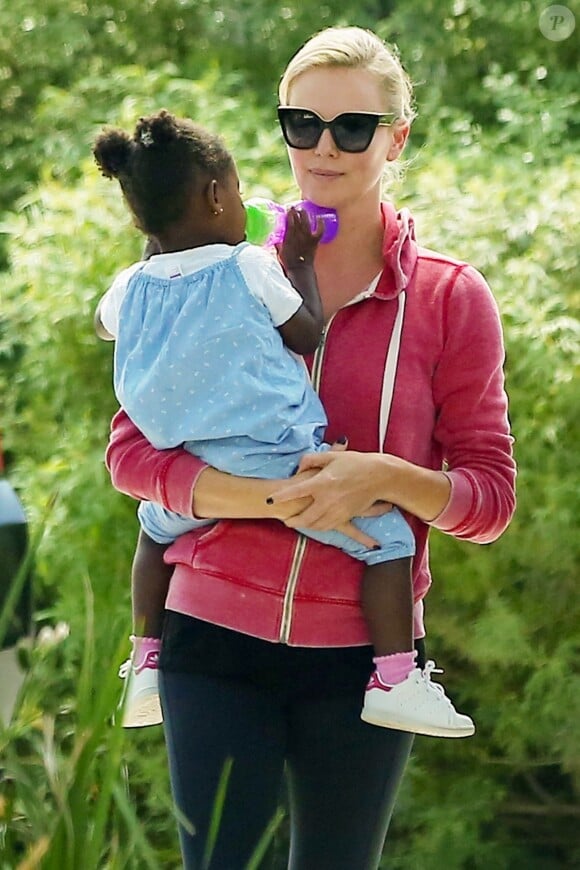 Exclusif - Charlize Theron accompagne sa fille August chez des amis pour jouer avec d'autres enfants à Los Angeles, le 25 juillet 2017