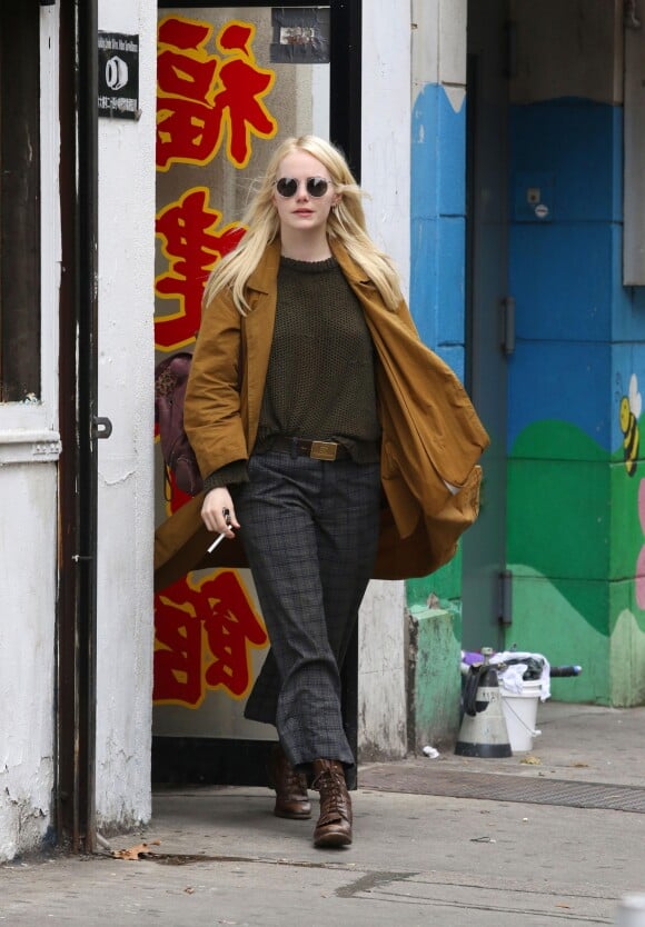 Emma Stone fume une cigarette pour le tournage de la série "Maniac" de Netflix à New York le 14 août 2017.