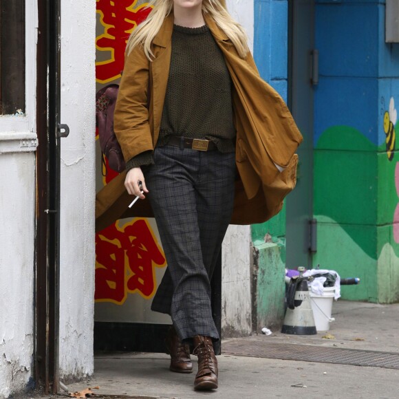 Emma Stone fume une cigarette pour le tournage de la série "Maniac" de Netflix à New York le 14 août 2017.