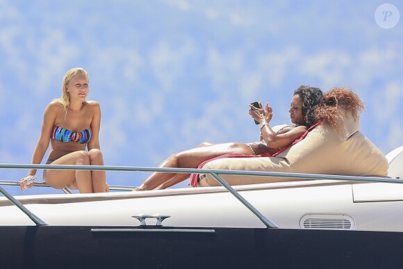 Exclusif - Melanie Brown (Mel B) et son mari Stephen Belafonte en vacances en compagnie de la baby-sitter allemande Lorraine Gilles sur un yacht avec des amis à Ibiza, le 30 juin 2016.