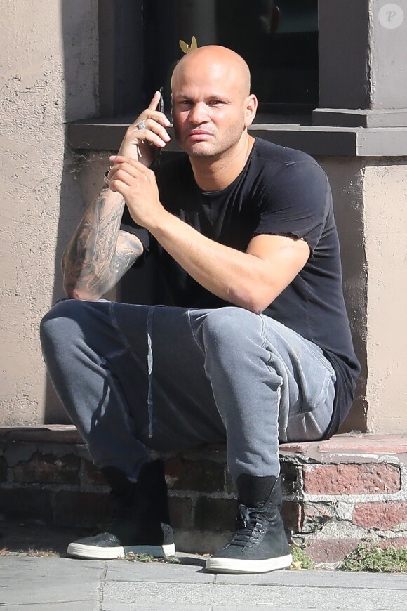 Exclusif - Stephen Belafonte au téléphone très énervé devant le restaurant Serafina à West Hollywood le 24 mai 2017.