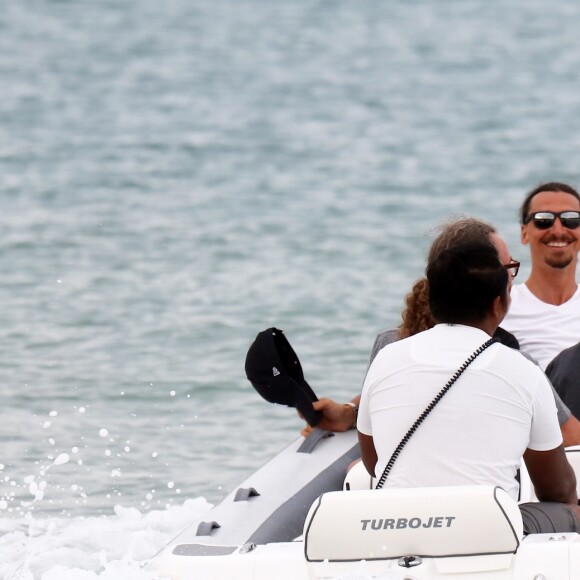 Zlatan Ibrahimovic et ses fils Maximilian et Vincent sur la plage du Bagatelle à Saint-Tropez, Côte d'Azur, France, le 16 août 2017.