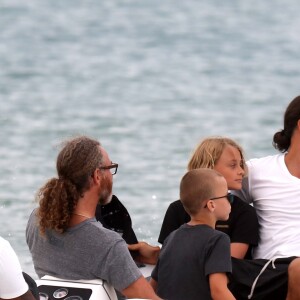 Zlatan Ibrahimovic et ses fils Maximilian et Vincent sur la plage du Bagatelle à Saint-Tropez, Côte d'Azur, France, le 16 août 2017.