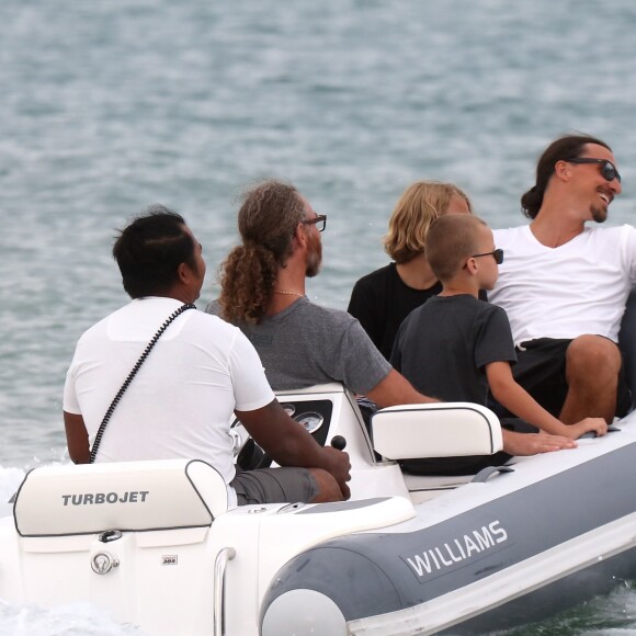 Zlatan Ibrahimovic et ses fils Maximilian et Vincent sur la plage du Bagatelle à Saint-Tropez, Côte d'Azur, France, le 16 août 2017.