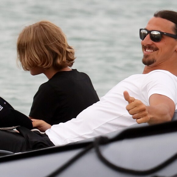 Zlatan Ibrahimovic et ses fils Maximilian et Vincent sur la plage du Bagatelle à Saint-Tropez, Côte d'Azur, France, le 16 août 2017.