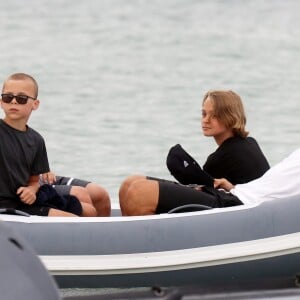 Zlatan Ibrahimovic et ses fils Maximilian et Vincent sur la plage du Bagatelle à Saint-Tropez, Côte d'Azur, France, le 16 août 2017.