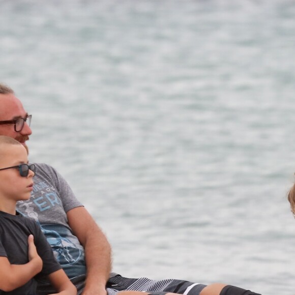 Zlatan Ibrahimovic et ses fils Maximilian et Vincent sur la plage du Bagatelle à Saint-Tropez, Côte d'Azur, France, le 16 août 2017.
