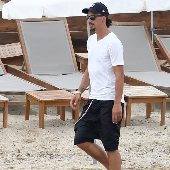 Zlatan Ibrahimovic et ses fils Maximilian et Vincent sur la plage du Bagatelle à Saint-Tropez, Côte d'Azur, France, le 16 août 2017.