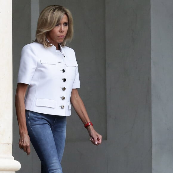 Brigitte Macron (Trogneux) attend l'arrivée de la chanteuse Rihanna au palais de l'Elysée à Paris, le 26 juillet 2017, venue pour un entretien avec le président de la République. © Stéphane Lemouton / Bestimage