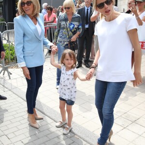 La première dame Brigitte Macron (Trogneux), sa fille Tiphaine Auzière et sa fille Elise vont voter à la mairie du Touquet pour le second tour des législatives, au Touquet le 18 juin 2017. © Sébastien Valiela-Dominique Jacovides/Bestimage