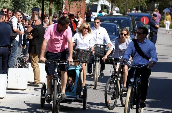 La première dame Brigitte Macron (Trogneux) part en vélo à la plage avec sa fille Tiphaine Auzière, son compagnon Antoine et leurs enfants Elise et Aurèle au Touquet, le 17 juin 2017 en début d'après-midi. © Dominique Jacovides/Sébastien Valiela/Bestimage