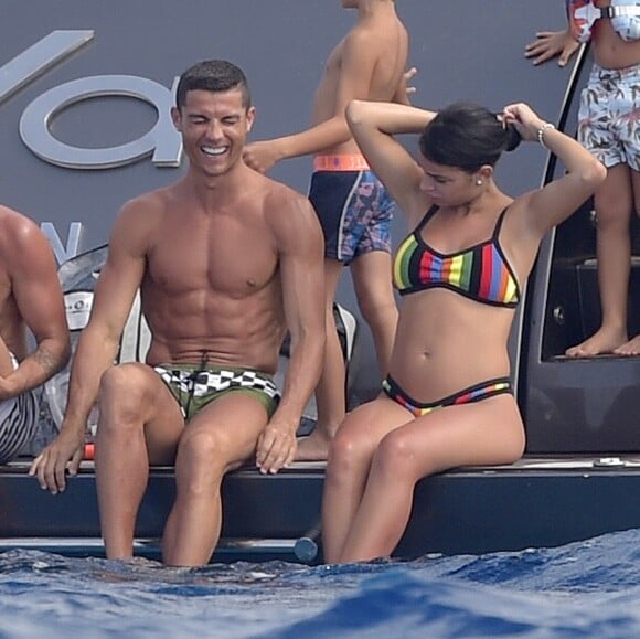 Cristiano Ronaldo en vacances avec sa compagne Georgina Rodriguez enceinte passent une journée avec des amis à Formentera. Le 8 juillet 2017.
