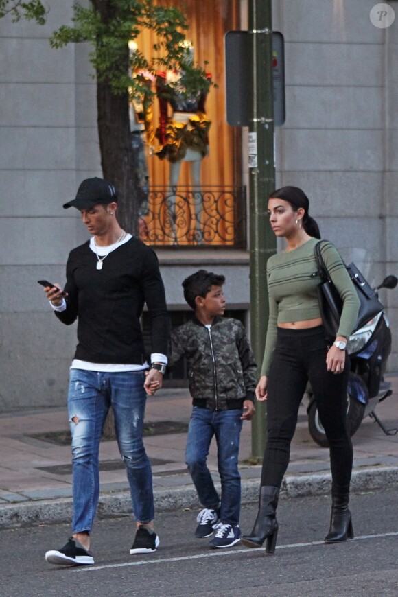 Cristiano Ronaldo se promène avec son fils Cristiano Ronaldo Jr et sa compagne Georgina Rodriguez à Madrid, le 20 avril 2017.