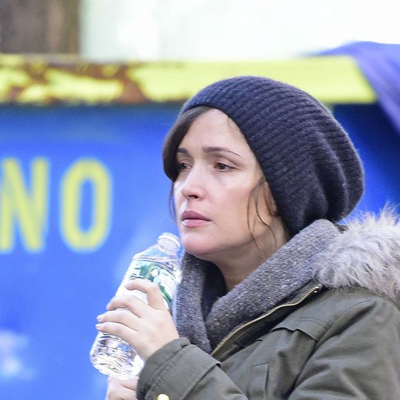 Rose Byrne, enceinte, se balade bien couverte à New York le 11 janvier 2016. © CPA / Bestimage 11/01/2016 - New York