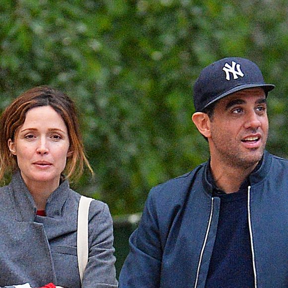 Exclusif - Rose Byrne et son compagnon Bobby Cannavale se promènent avec leur fils Rocco à New York le 15 mai 2017.