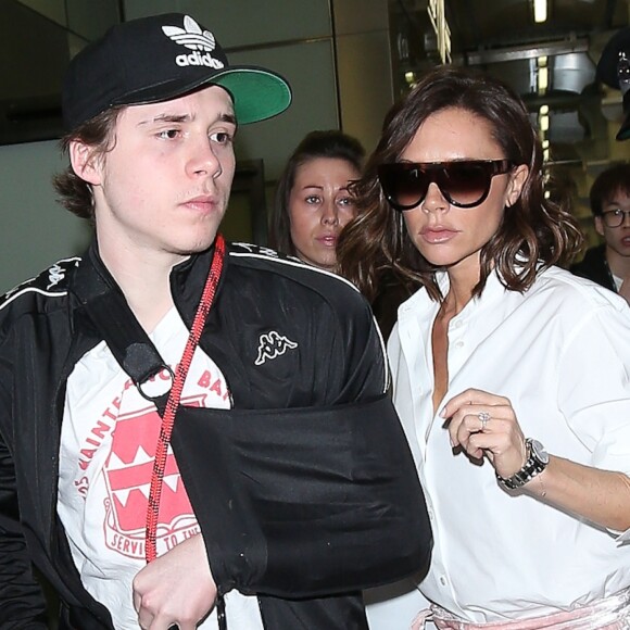 Victoria Beckham et son fils Brooklyn sont escortés par la police quand ils arrivent à la gare St Pancras à Londres, Royaume Uni, le 11 mars 2017, en provenance de Paris.