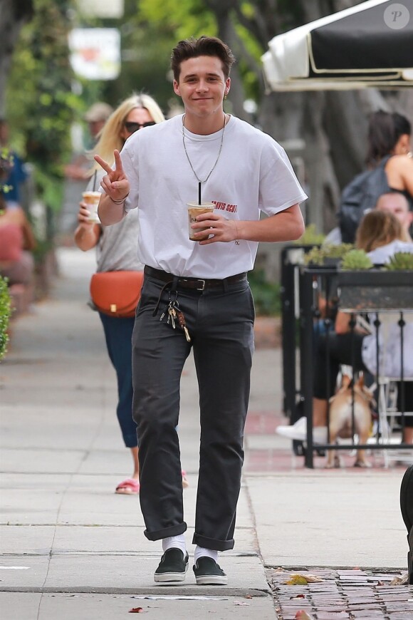 Brooklyn Beckham est allé acheter un café à emporter à Alfred Coffee and Kitchen avec une amie West Hollywood, le 2 août 2017.