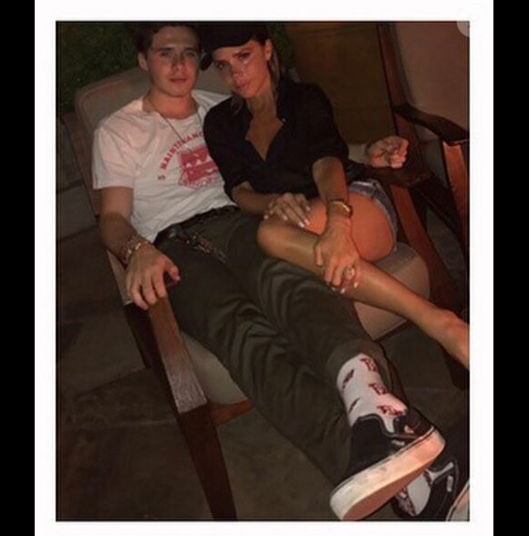 Victoria Beckham, émue, pose avec son fils aîné Brooklyn, sur Instagram le 19 août 2017.
