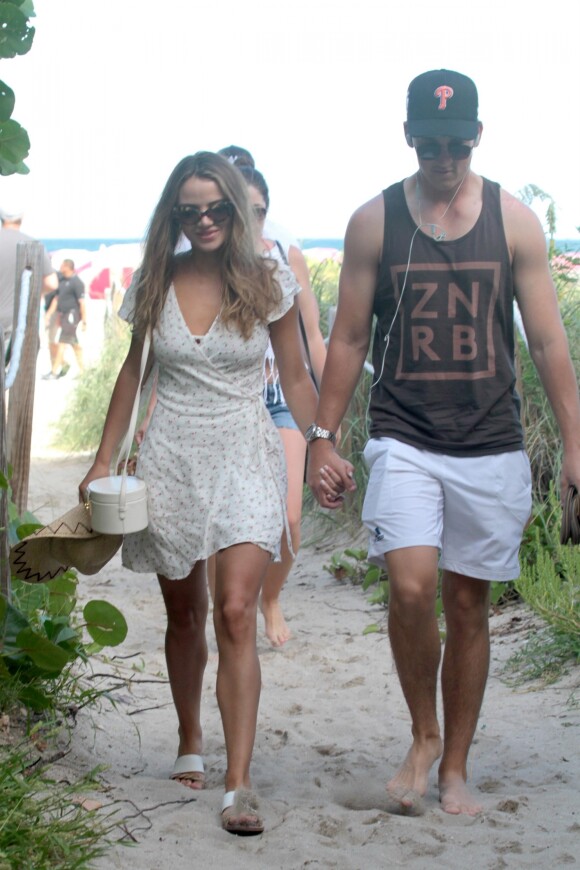 Miles Teller et sa compagne Keleigh Sperry sur une plage à Miami. Le 11 juillet 2017