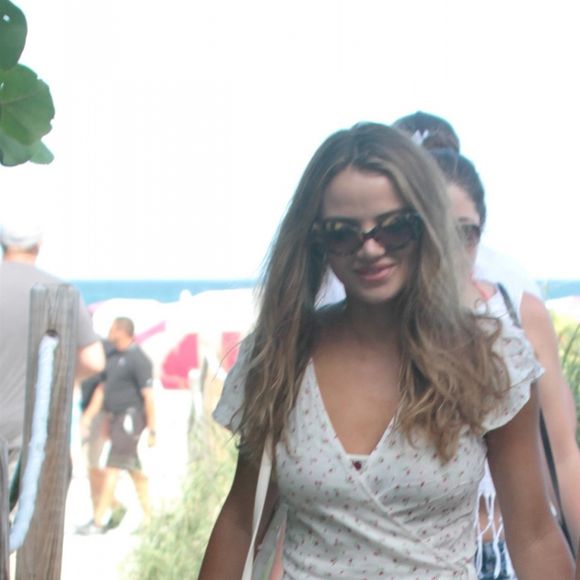 Miles Teller et sa compagne Keleigh Sperry sur une plage à Miami. Le 11 juillet 2017