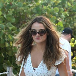 Miles Teller et sa compagne Keleigh Sperry sur une plage à Miami. Le 11 juillet 2017