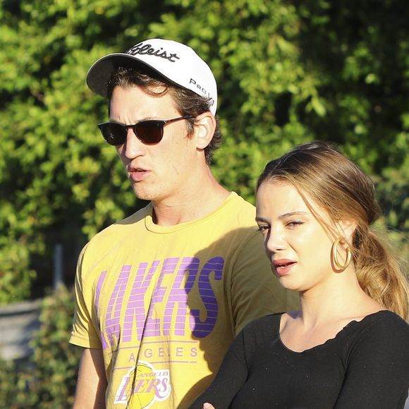 Miles Teller se promène avec sa compagne Keleigh Sperry à Studio City le 19 juin 2017