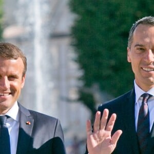 Brigitte Macron (Trogneux) rejoint son mari le président Emmanuel Macron au parc Mirabell de Salzbourg pour une séance photo avec le chancelier d'Autriche et sa femme le 23 août 2017.