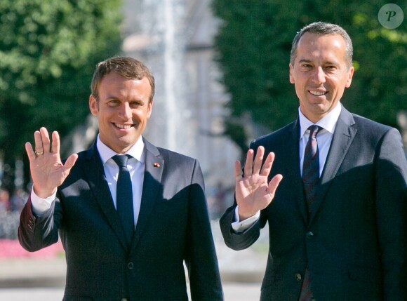 Brigitte Macron (Trogneux) rejoint son mari le président Emmanuel Macron au parc Mirabell de Salzbourg pour une séance photo avec le chancelier d'Autriche et sa femme le 23 août 2017.
