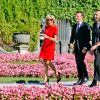 Brigitte Macron (Trogneux) rejoint son mari le président Emmanuel Macron au parc Mirabell de Salzbourg pour une séance photo avec le chancelier d'Autriche et sa femme le 23 août 2017.