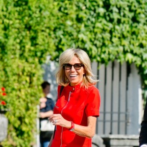 Brigitte Macron (Trogneux) rejoint son mari le président Emmanuel Macron au parc Mirabell de Salzbourg pour une séance photo avec le chancelier d'Autriche et sa femme le 23 août 2017.