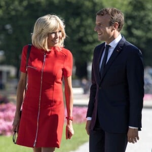 Brigitte Macron (Trogneux) (Robe Nicolas Ghesquière pour Louis Vuitton) et le président Emmanuel Macron lors de la séance photo dans le parc Mirabell à Salzbourg le 23 août 2017. © Pierre Perusseau / Bestimage