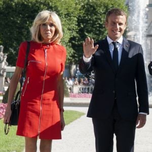 Brigitte Macron (Trogneux) (Robe Nicolas Ghesquière pour Louis Vuitton) et le président Emmanuel Macron lors de la séance photo dans le parc Mirabell à Salzbourg le 23 août 2017. © Pierre Perusseau / Bestimage